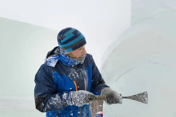 Der Bildhauer Schneidet Mit Einem Meißel Eine Eisfigur Für Weihnachten — Stockfoto