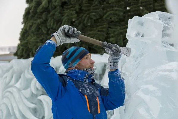 Der Bildhauer Schneidet Mit Einem Meißel Eine Eisfigur Für Weihnachten — Stockfoto