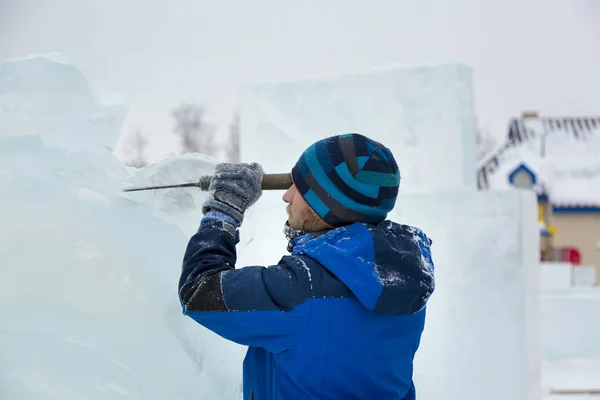 Der Bildhauer Schneidet Mit Einem Meißel Eine Eisfigur Für Weihnachten — Stockfoto