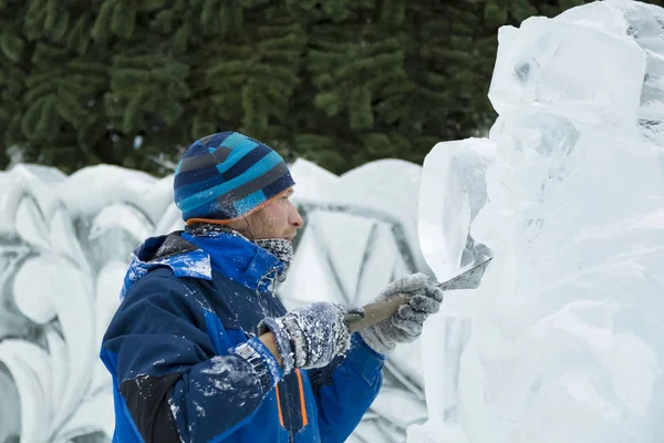 Der Bildhauer Schneidet Mit Einem Meißel Eine Eisfigur Für Weihnachten — Stockfoto