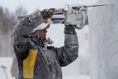 Heykeltıraş keser buz kontür buz testere ile Noel için