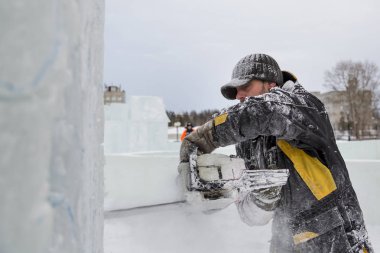 Heykeltıraş keser buz kontür buz testere ile Noel için