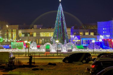 Kasaba kasaba meydanında Noel için inşa buz
