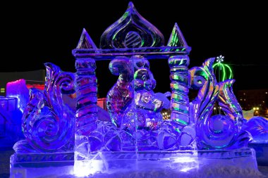 Renkli ışıklarla aydınlatılmış şekilde şehrin kare buz