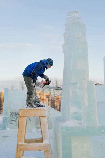 Escultor Corta Figura Hielo Santa Claus Para Navidad Una Motosierra — Foto de Stock