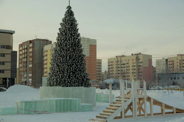 Gran Árbol Navidad Decorado Con Oropel Una Nueva Ciudad Hielo —  Fotos de Stock