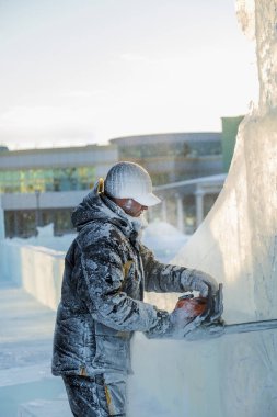 Heykeltıraş keser buz kontür buz testere ile Noel için