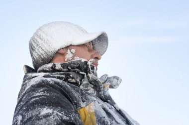 Bir adamın hoarfrost yüzü ile yakın çekim