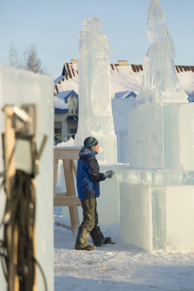 Artista Dibuja Los Contornos Futura Figura Hielo Hielo — Foto de Stock