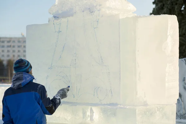 这位艺术家描绘了冰上未来冰人的轮廓 — 图库照片