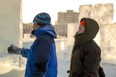 Bir konuşma için buz şehrin inşaat sahasında işçiler