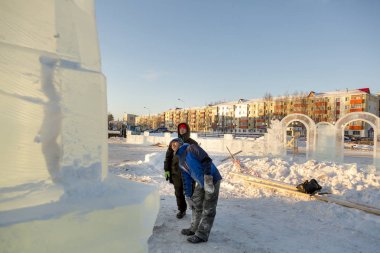 Bir konuşma için buz şehrin inşaat sahasında işçiler