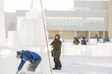 Bir konuşma için buz şehrin inşaat sahasında işçiler