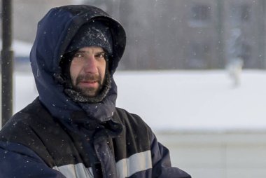 Bir ceket bir buz kampı inşaatı bir kukuleta ile bir assembler işçi portresi