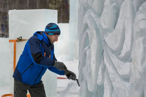 Der Bildhauer Schneidet Mit Einem Meißel Eine Eisfigur Für Weihnachten — Stockfoto