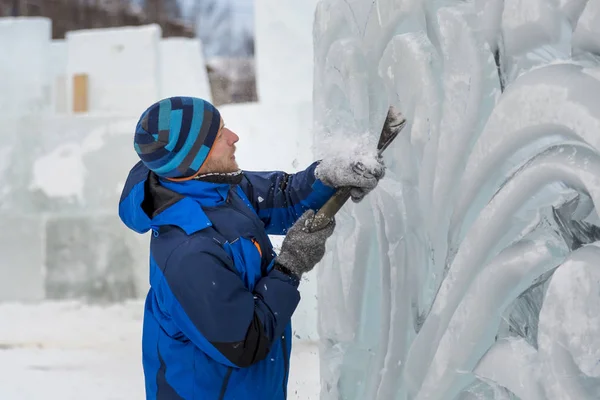 Der Bildhauer Schneidet Mit Einem Meißel Eine Eisfigur Für Weihnachten — Stockfoto