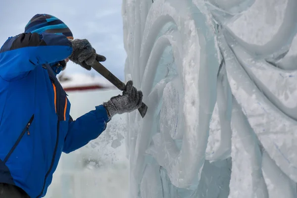 Der Bildhauer Schneidet Mit Einem Meißel Eine Eisfigur Für Weihnachten — Stockfoto