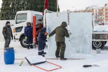 Kamyon vinç, buz şehrin inşaat sahasında işçiler
