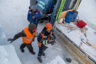 Kurucular buz bloklarından bir buz kasabası inşa ediyorlar.