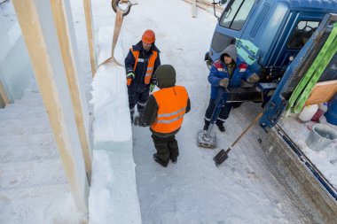 Kurucular buz bloklarından bir buz kasabası inşa ediyorlar.