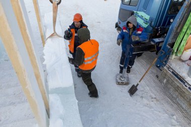 Kurucular buz bloklarından bir buz kasabası inşa ediyorlar.