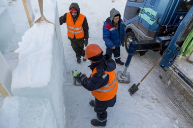 Kurucular buz bloklarından bir buz kasabası inşa ediyorlar.