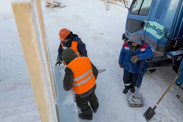 Instalatorzy Budują Lodowe Miasteczko Bloków Lodowych — Zdjęcie stockowe