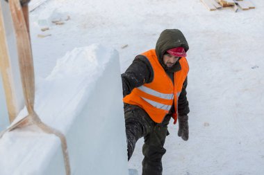Slinger yelek ve turuncu kask içinde buz bloğu katıldı