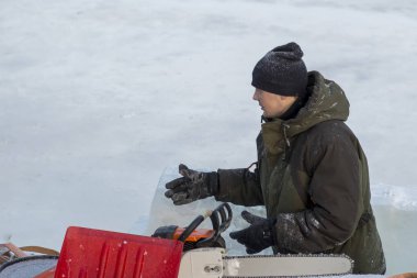 Siyah spor şapkalı bir assembler işçi portresi