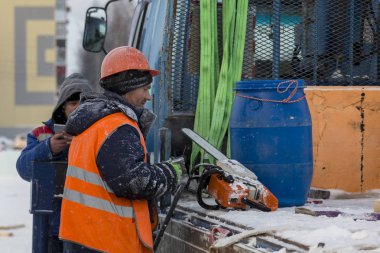 İnşaat alanında iyi bir ruh hali içinde buz şehrin işçilerin