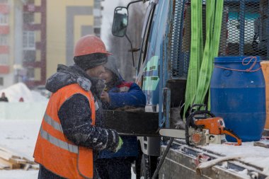 İnşaat alanında iyi bir ruh hali içinde buz şehrin işçilerin