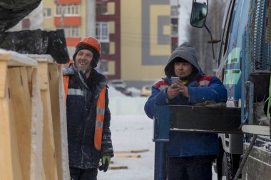 İnşaat alanında iyi bir ruh hali içinde buz şehrin işçilerin