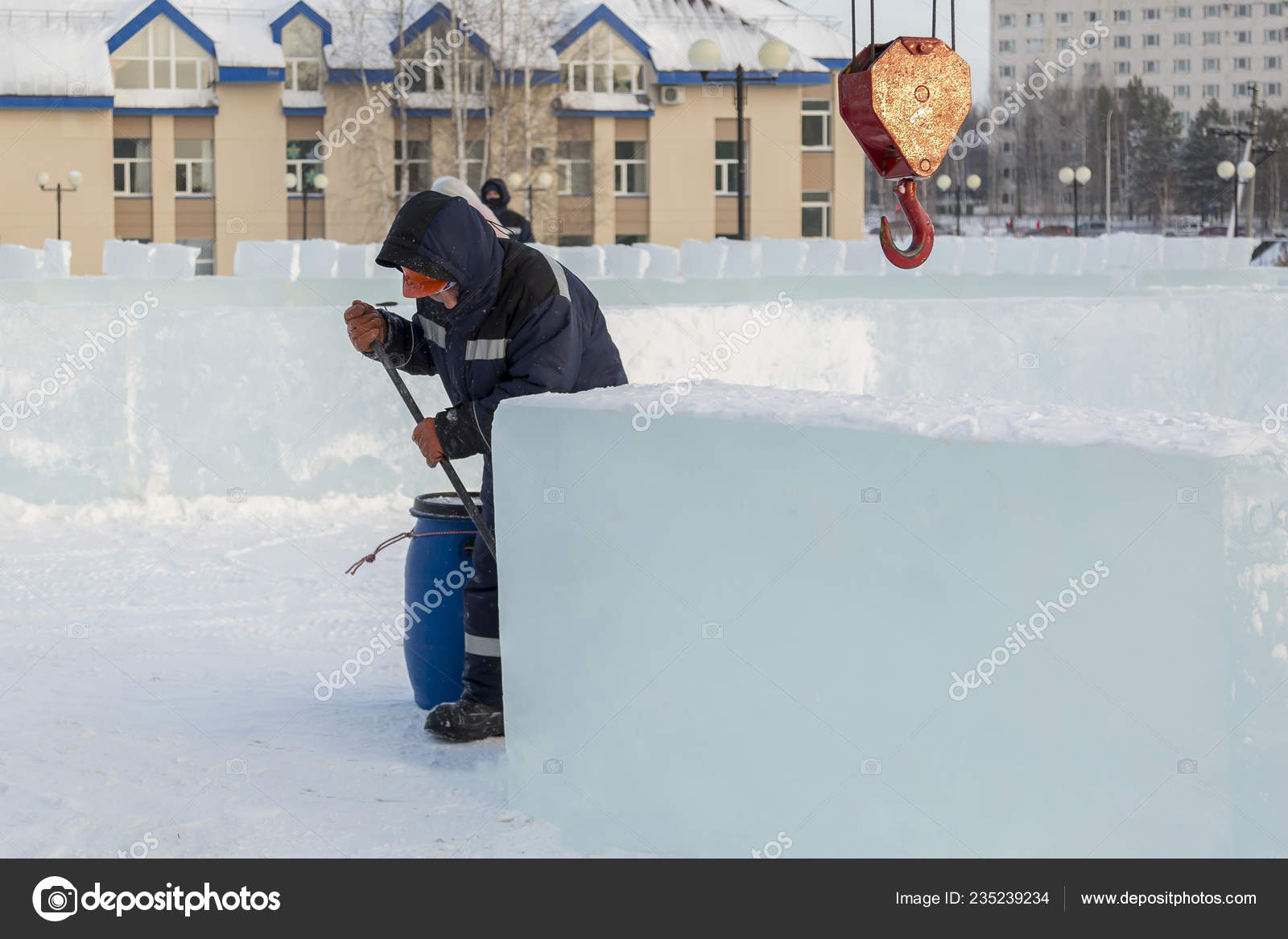 一个工人忙着在冰镇上组装冰块的画像 图库照片 C Ads8611