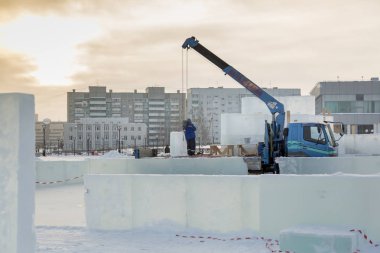 Kamyon vinç, buz şehrin inşaat sahasında işçiler
