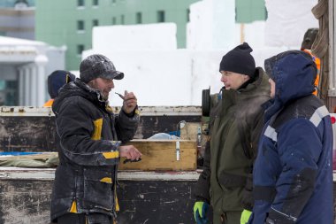 Siyah şapkalı bir adam elinde bir boru ile