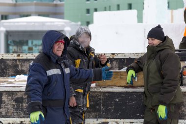 Siyah şapkalı bir adam elinde bir boru ile