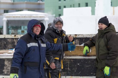 Siyah şapkalı bir adam elinde bir boru ile