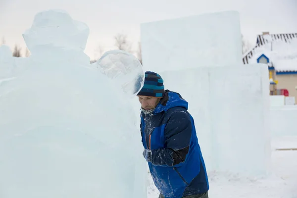 Escultor Corta Una Figura Hielo Bloque Hielo Para Navidad — Foto de Stock