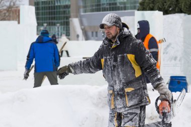 Onun elinde testere ile bir assembler portresi