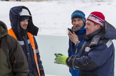 Buz şehir yüklemesinde işçi