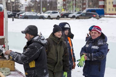 İlerideki bir eylem için bir plan montajcılar buz kamp inşaat sahasında tartışmak