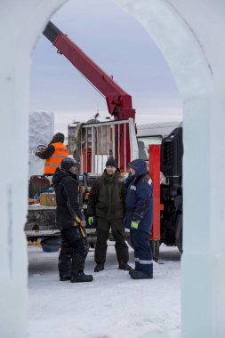 Buz şehir yüklemesinde işçi