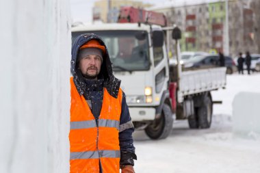 Buz kasabası kurmakla meşgul bir işçinin portresi.