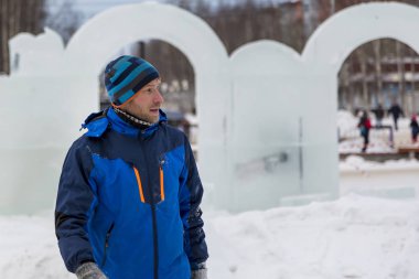 Buz kasabası kurmakla meşgul bir işçinin portresi.