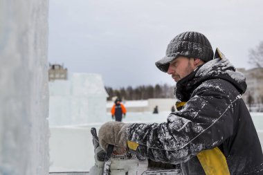 Siyah spor şapkalı bir assembler işçi portresi