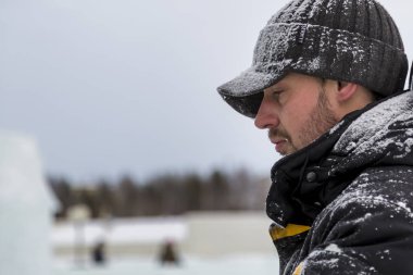 Siyah spor şapkalı bir assembler işçi portresi