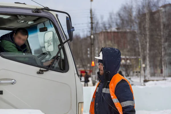 Arabanın arka plan üzerinde yükleyici portresi