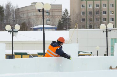 Sapan bir ceket ve kask buz plakaların yüklemede tesisatçısı