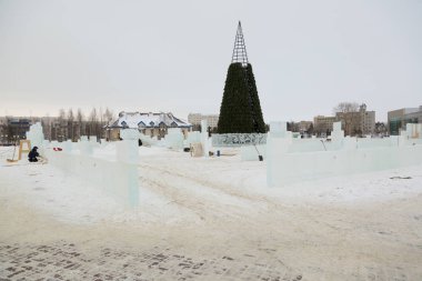 İşçiler Noel tatili için buz bloklarından bir buz kasabası inşa ediyorlar.