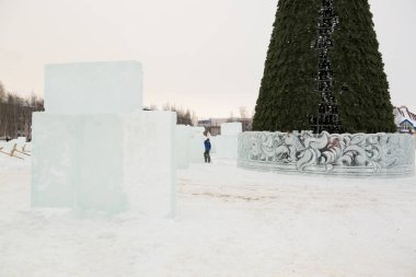 Noel ağacı bir keski ile buz kalıbı üzerinden